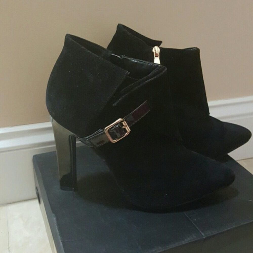 NWOT Machi Black Boots with gold buckle